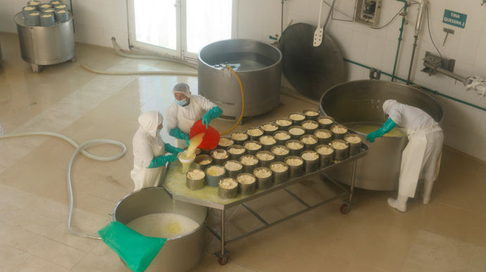 Construite en 2002, la fromagerie Salinas de Guaranda a été dimensionnée pour traiter 10 000 litres qu’elle n’a jamais atteints, 6 000 au maximum mais 3 000 depuis longtemps maintenant. "La production a a baissé parce que les producteurs ont créé des fromageries dans chacune des 30 communautés, et c’est bien. Certains marchaient jusqu’à deux heures pour apporter leur lait", rapporte un coopérateur.